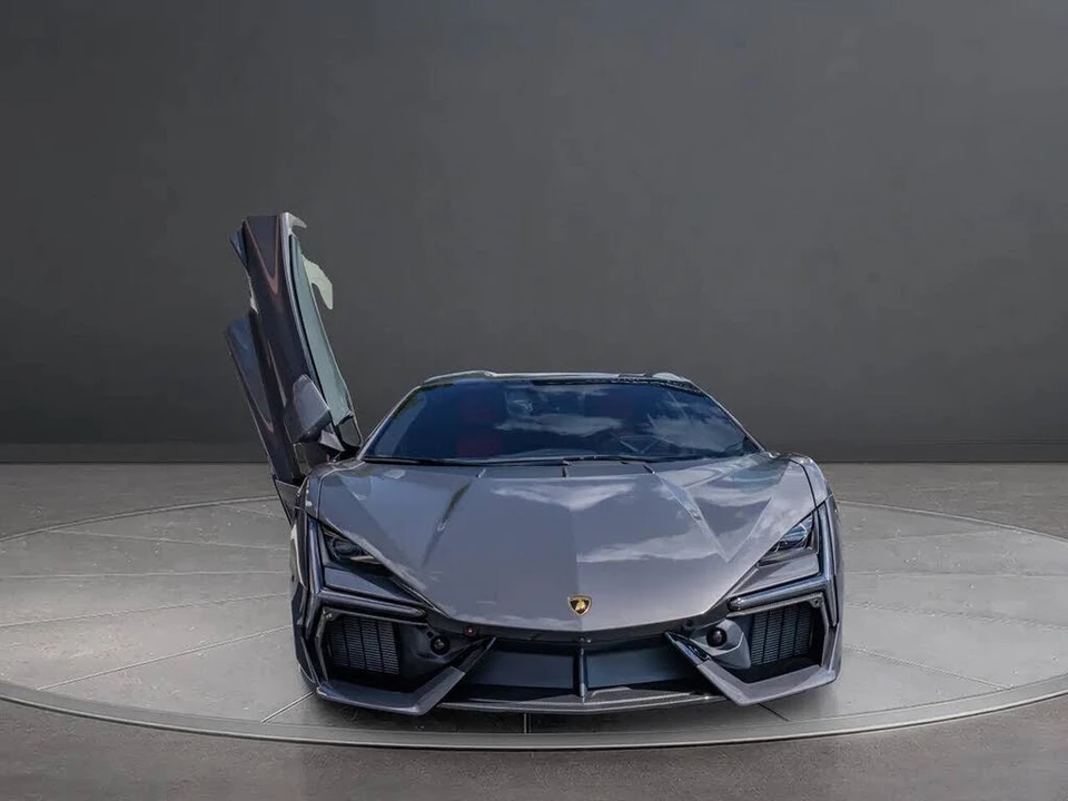 2025 Lamborghini Revuelto - Image 12 of 31