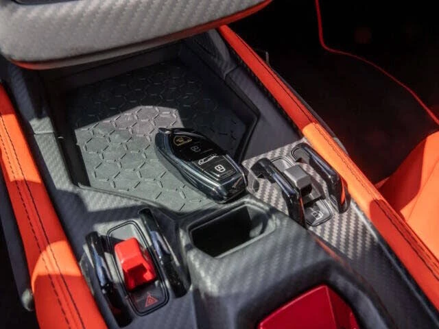 2025 Lamborghini Revuelto - Image 18 of 31