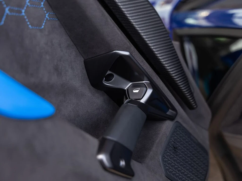 2025 Lamborghini Revuelto - Image 31 of 31