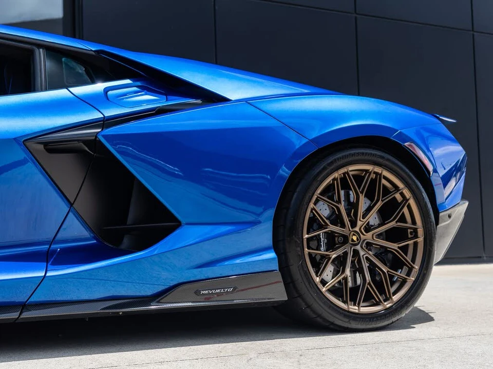 2025 Lamborghini Revuelto - Image 17 of 31
