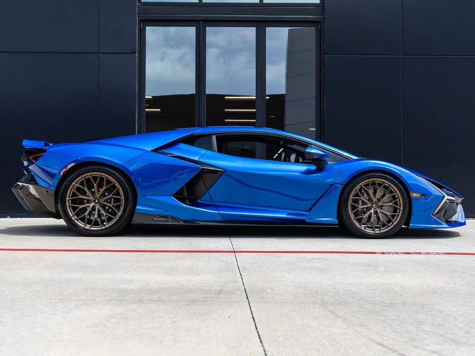 2025 Lamborghini Revuelto - Image 12 of 31