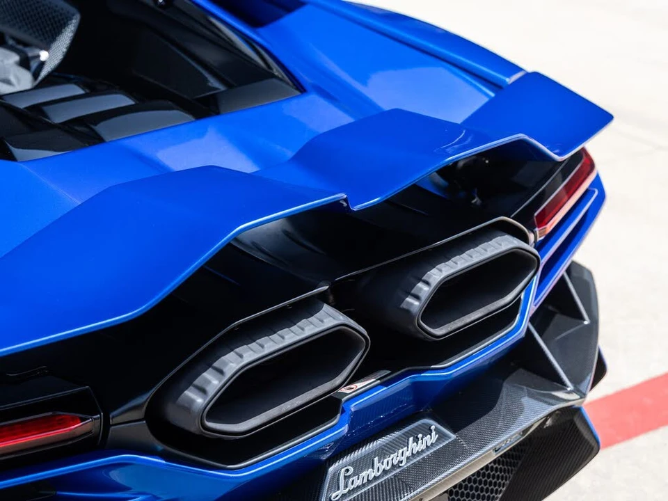 2025 Lamborghini Revuelto - Image 15 of 31