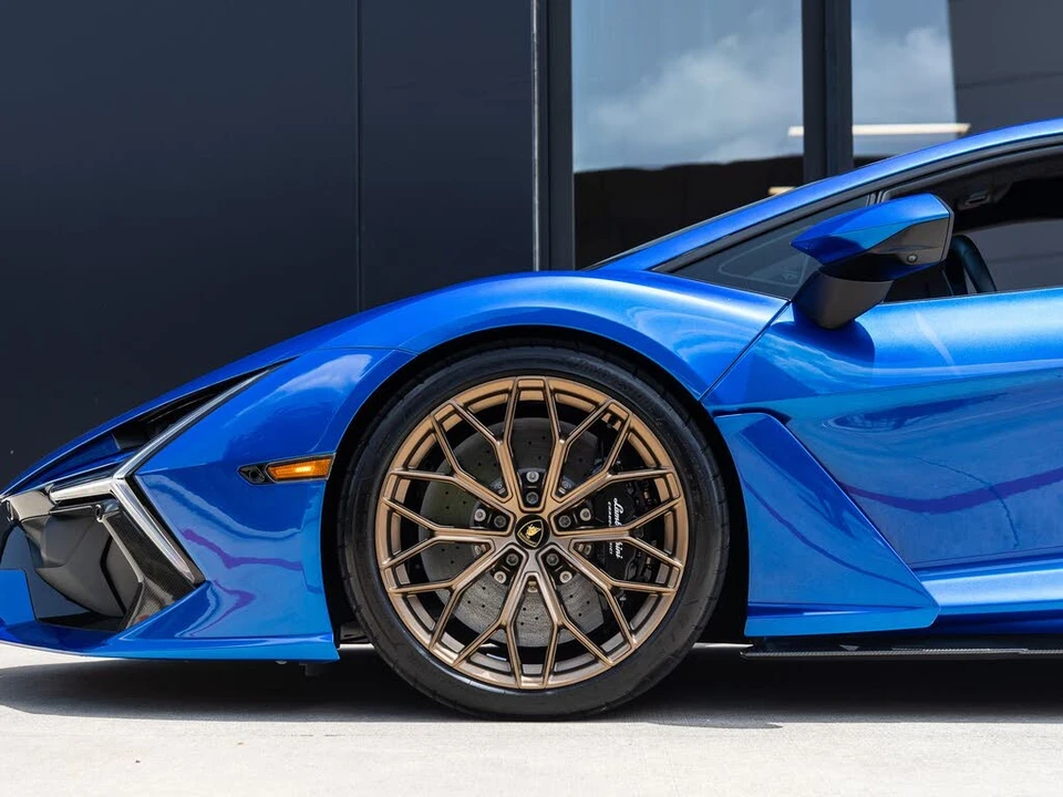 2025 Lamborghini Revuelto - Image 13 of 31