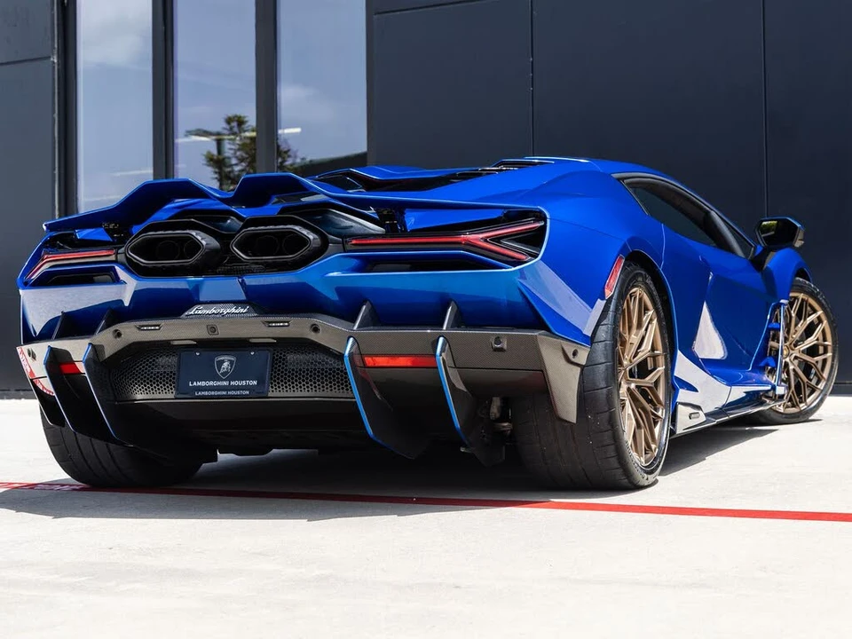 2025 Lamborghini Revuelto - Image 10 of 31