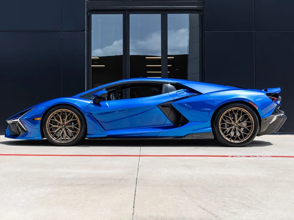 2025 Lamborghini Revuelto - Image 11 of 31