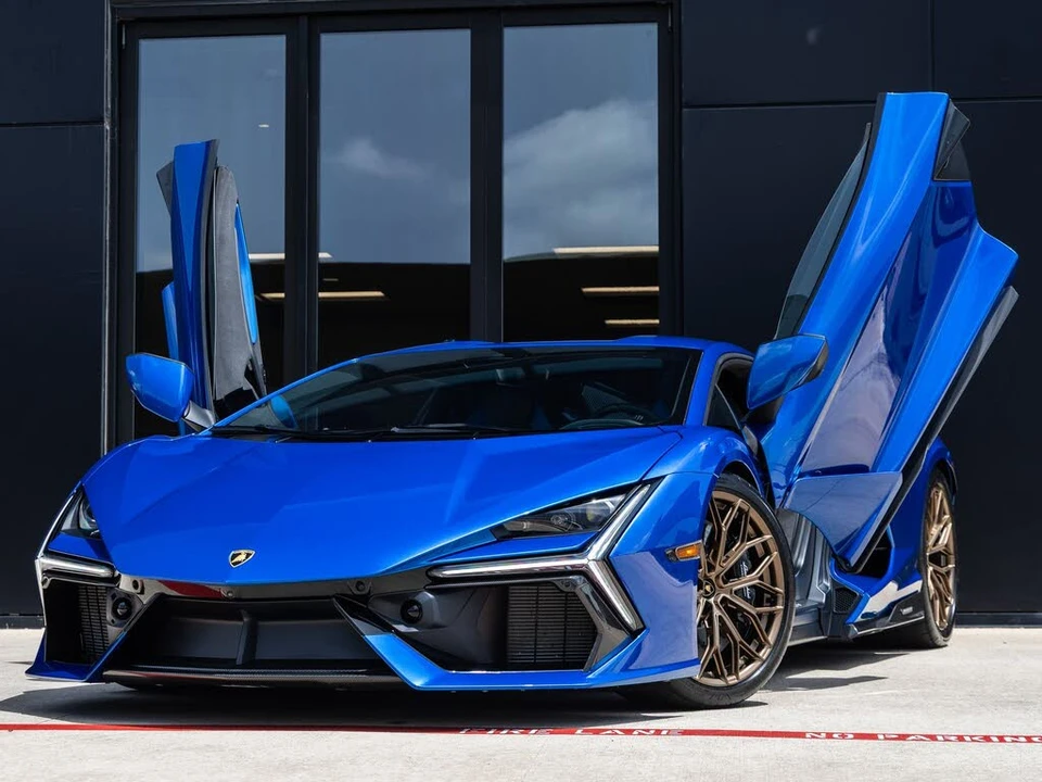 2025 Lamborghini Revuelto - Image 2 of 31