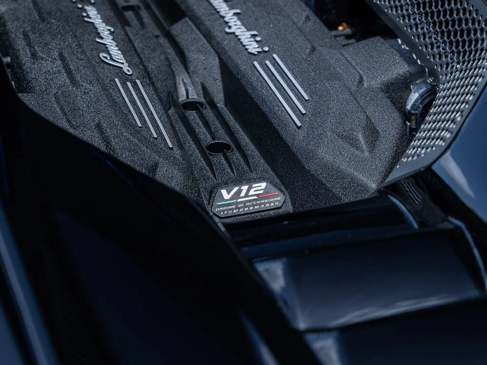 2025 Lamborghini Revuelto - Image 21 of 31