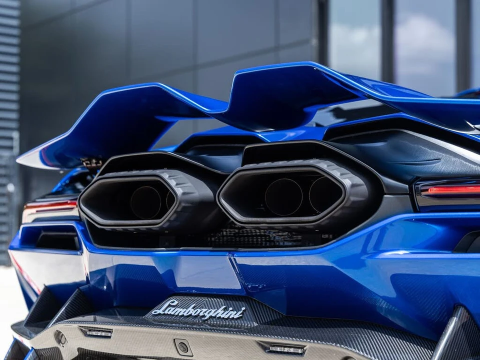2025 Lamborghini Revuelto - Image 16 of 31
