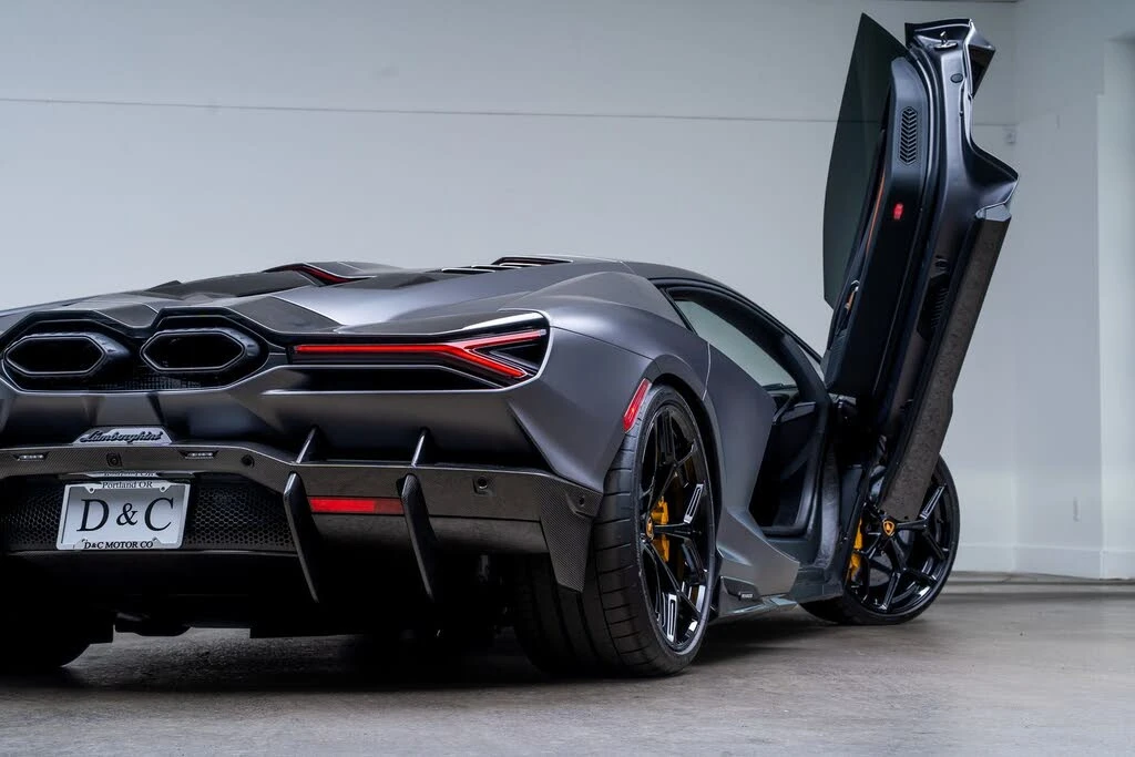 2025 Lamborghini Revuelto - Image 9 of 31