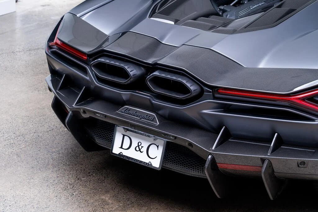 2025 Lamborghini Revuelto - Image 15 of 31