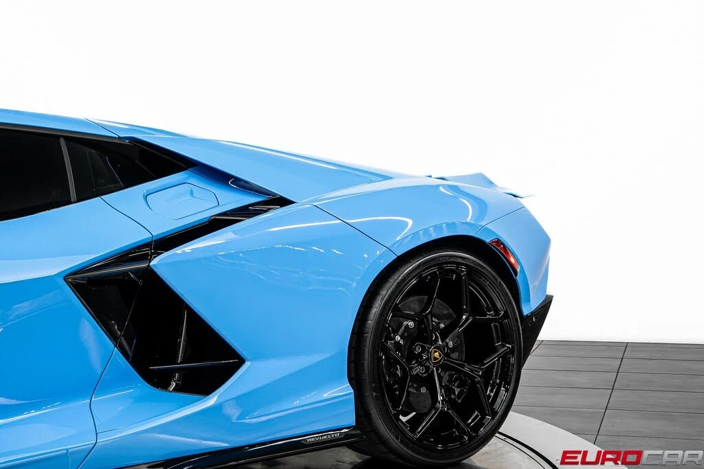 2025 Lamborghini Revuelto - Image 19 of 31