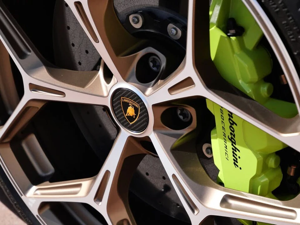 2025 Lamborghini Revuelto - Image 18 of 31