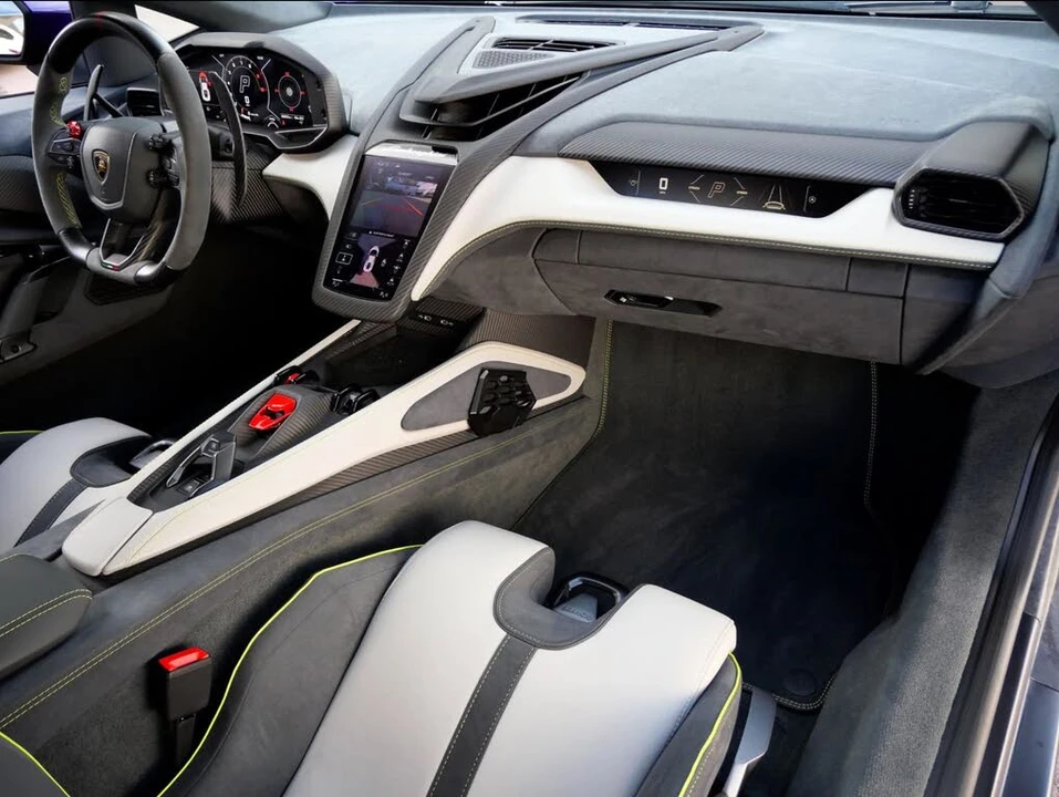 2025 Lamborghini Revuelto - Image 30 of 31