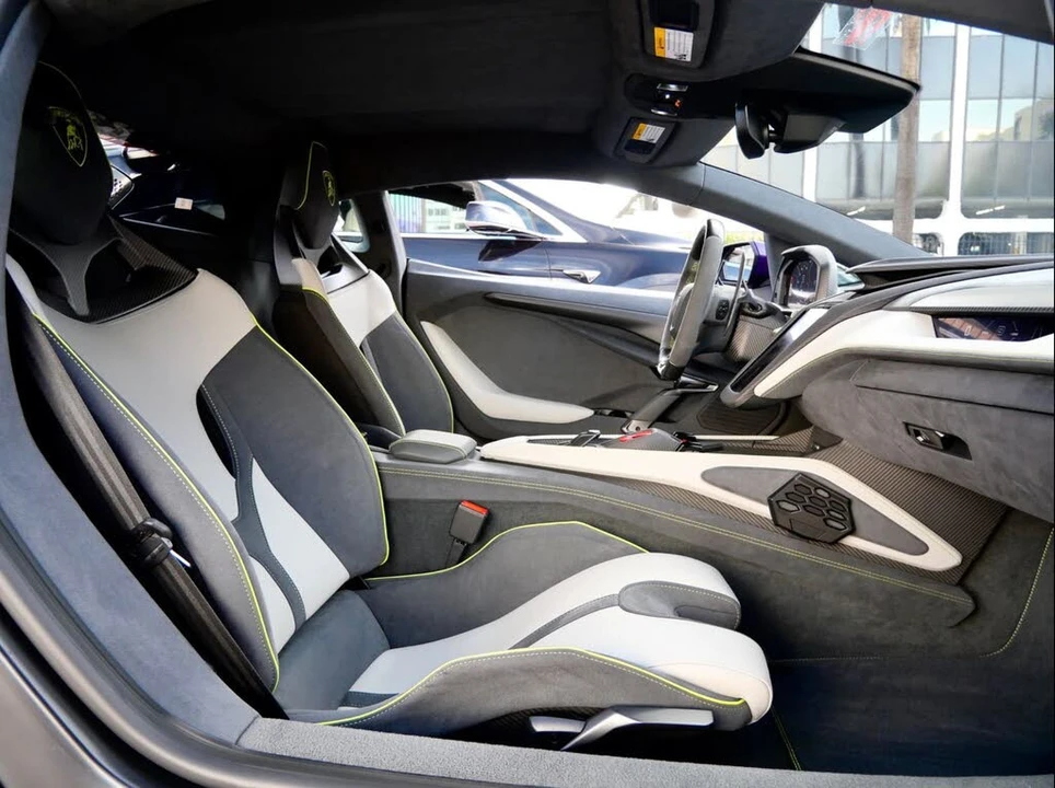 2025 Lamborghini Revuelto - Image 29 of 31