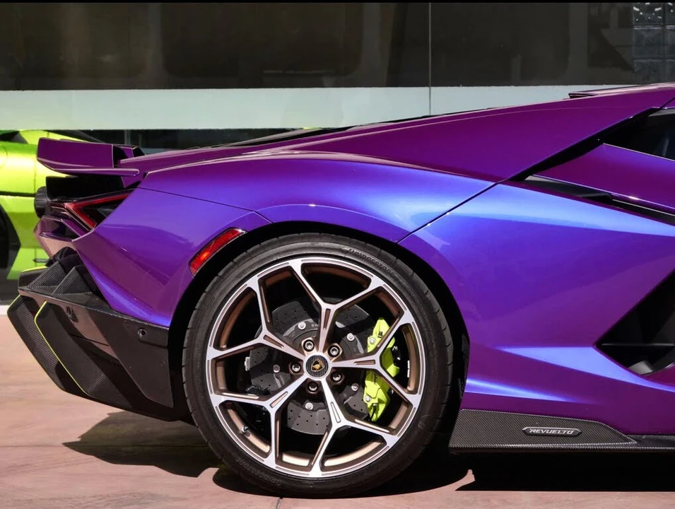 2025 Lamborghini Revuelto - Image 14 of 31