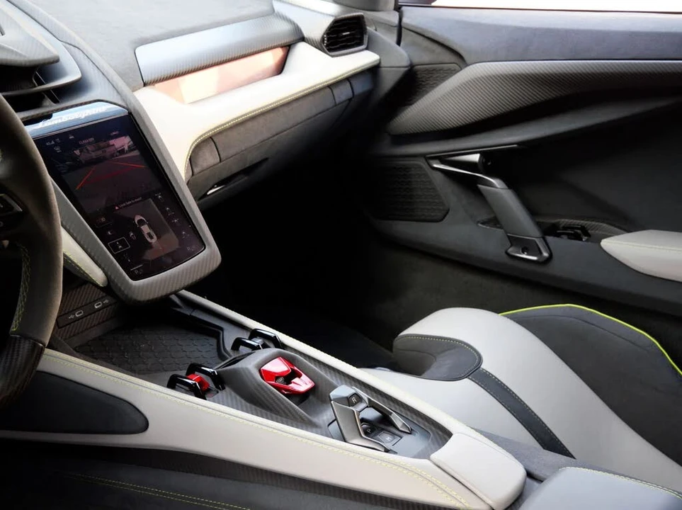 2025 Lamborghini Revuelto - Image 25 of 31