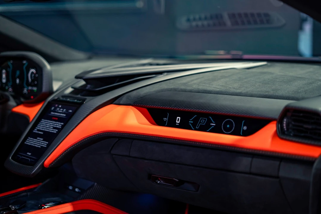 2025 Lamborghini Revuelto - Image 14 of 31