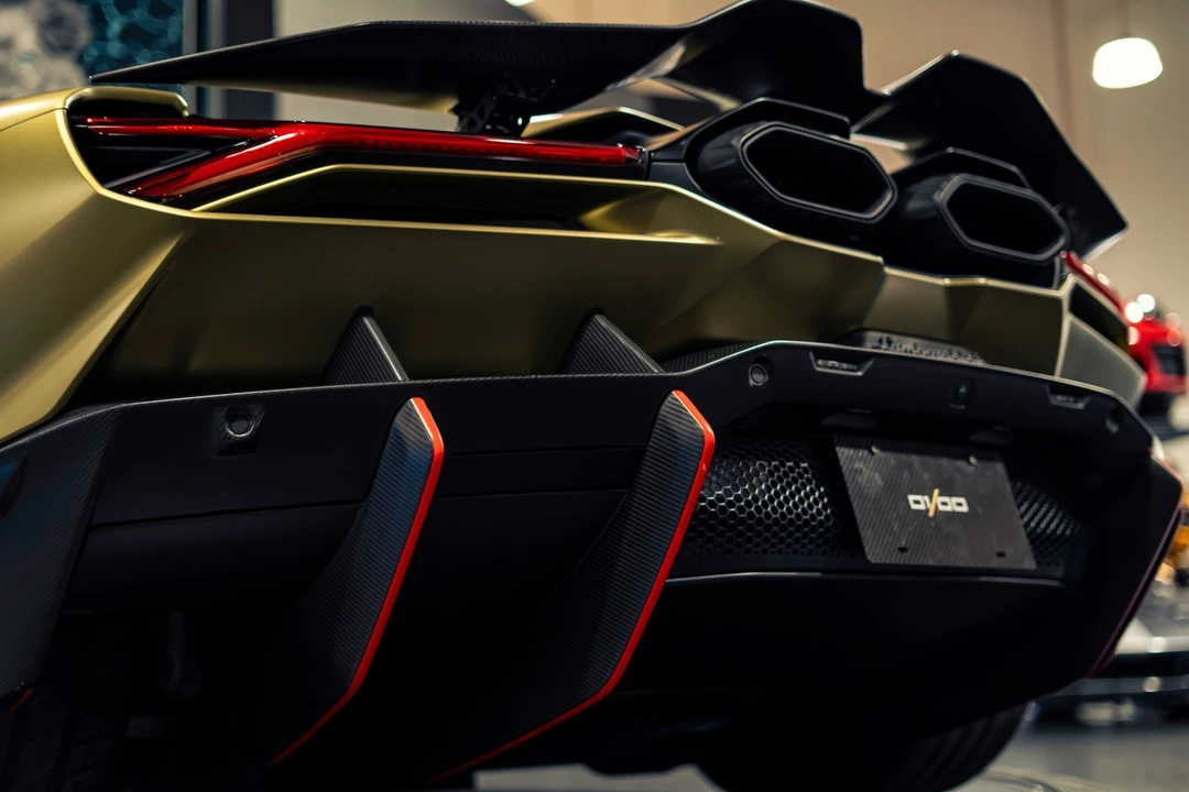 2025 Lamborghini Revuelto - Image 15 of 31