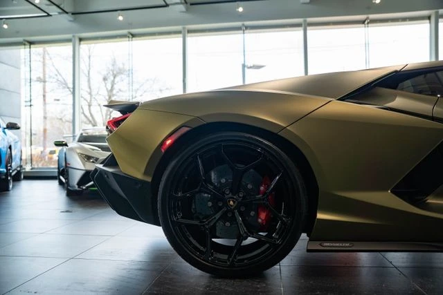 2025 Lamborghini Revuelto - Image 15 of 31