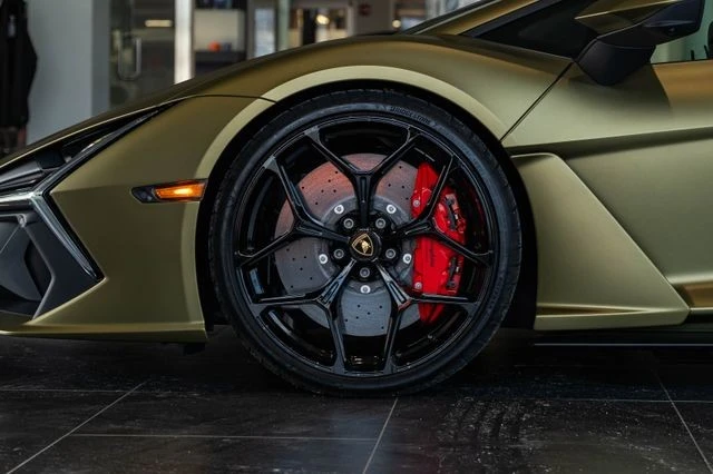 2025 Lamborghini Revuelto - Image 12 of 31