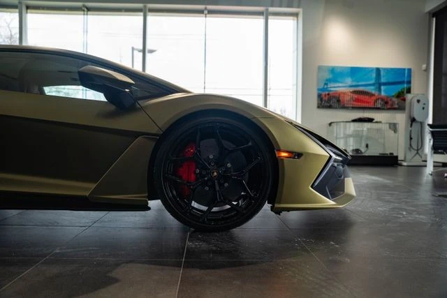 2025 Lamborghini Revuelto - Image 17 of 31