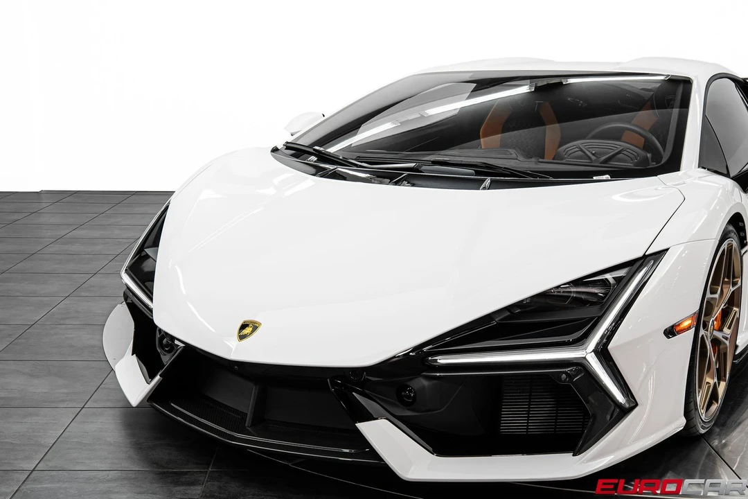 2025 Lamborghini Revuelto - Image 16 of 31