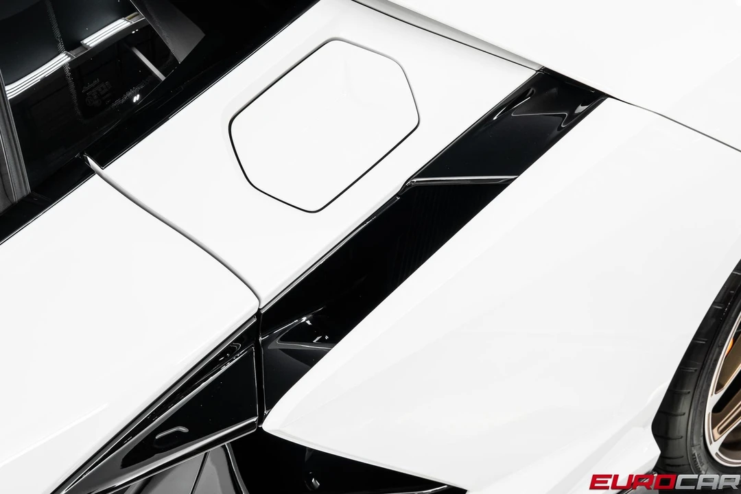 2025 Lamborghini Revuelto - Image 18 of 31