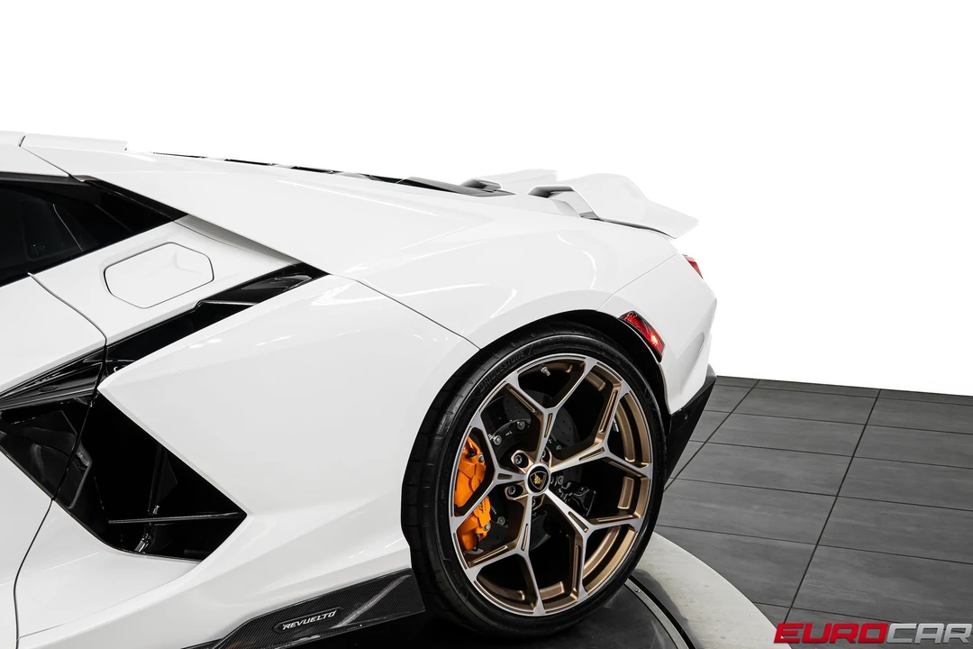 2025 Lamborghini Revuelto - Image 21 of 31