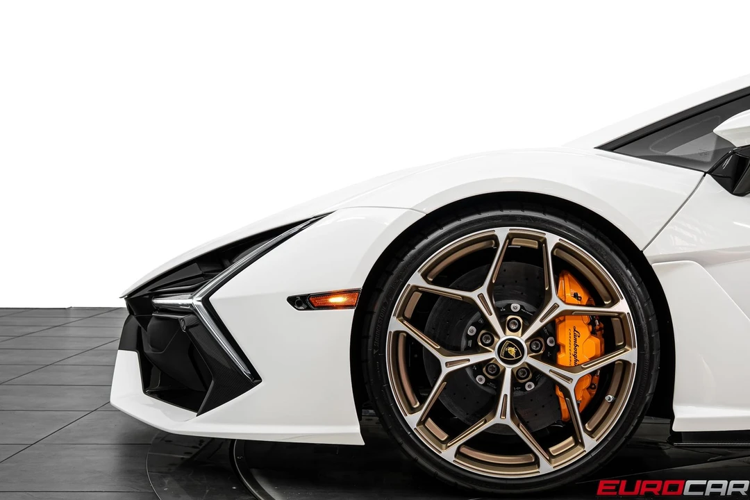 2025 Lamborghini Revuelto - Image 17 of 31