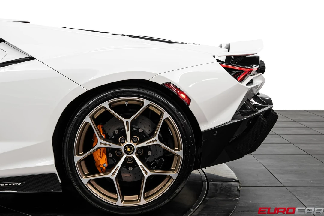 2025 Lamborghini Revuelto - Image 22 of 31