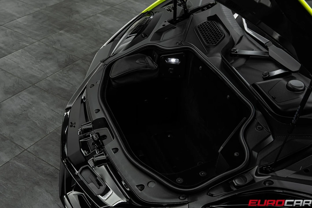 2025 Lamborghini Revuelto - Image 13 of 31