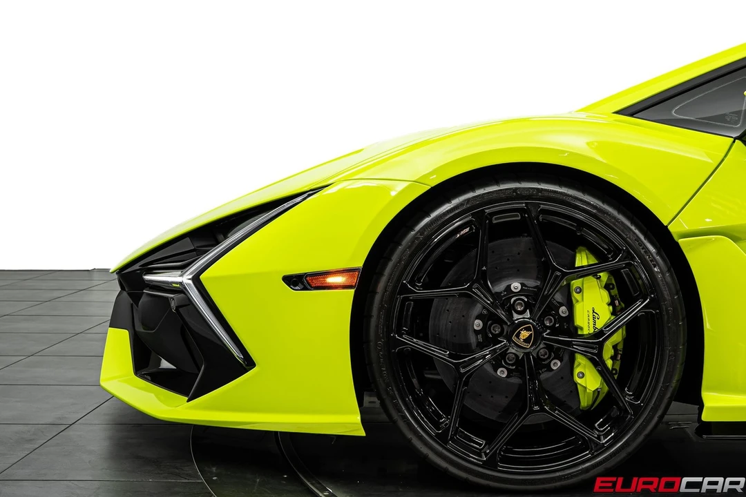 2025 Lamborghini Revuelto - Image 17 of 31