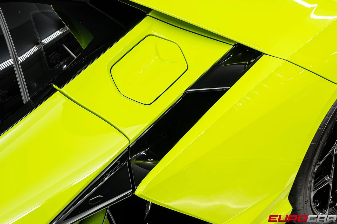 2025 Lamborghini Revuelto - Image 18 of 31