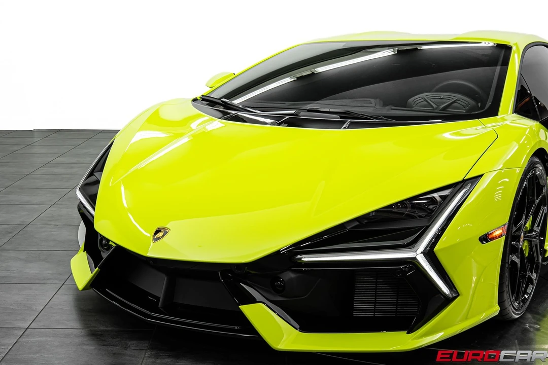 2025 Lamborghini Revuelto - Image 16 of 31