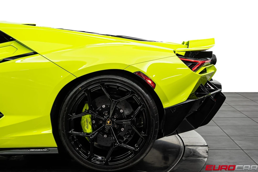 2025 Lamborghini Revuelto - Image 21 of 31