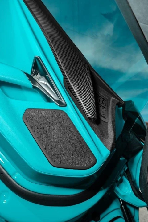 2025 Lamborghini Revuelto - Image 18 of 19