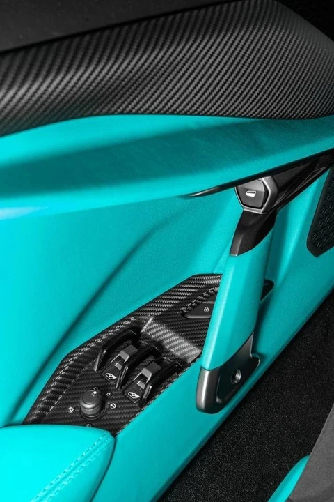 2025 Lamborghini Revuelto - Image 17 of 19
