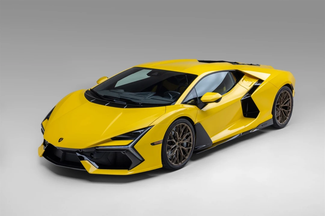 2025 Lamborghini Revuelto - Image 17 of 31