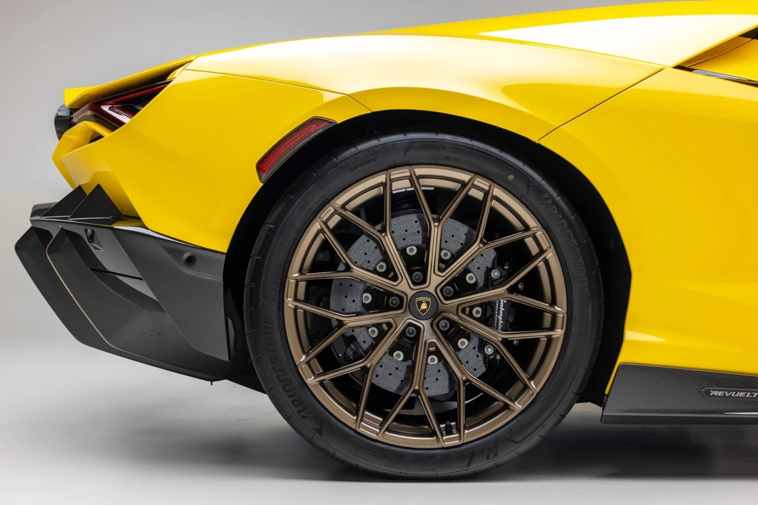 2025 Lamborghini Revuelto - Image 15 of 31