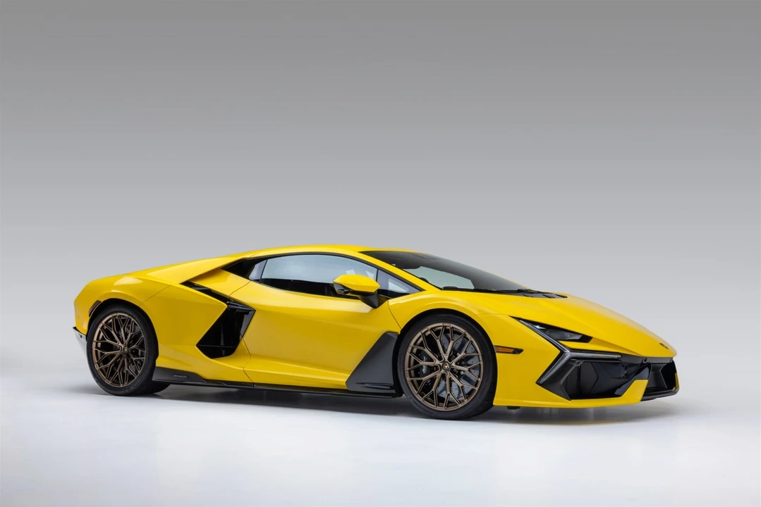 2025 Lamborghini Revuelto - Image 16 of 31