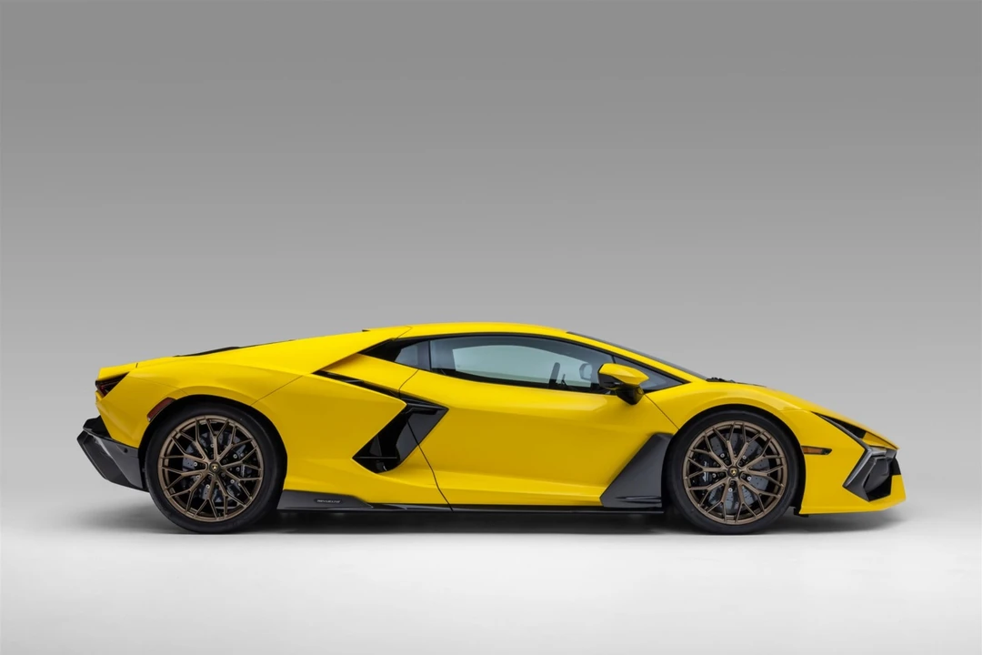 2025 Lamborghini Revuelto - Image 9 of 31