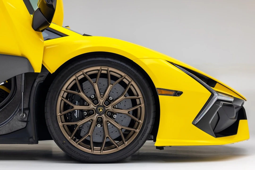 2025 Lamborghini Revuelto - Image 14 of 31