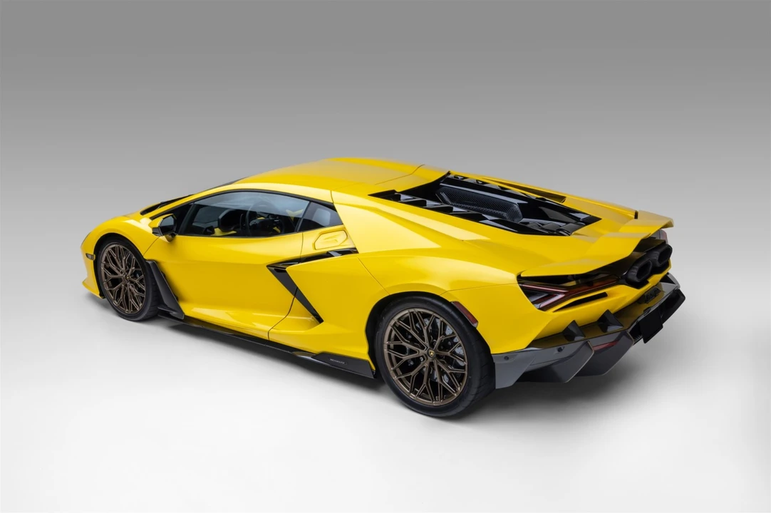 2025 Lamborghini Revuelto - Image 12 of 31