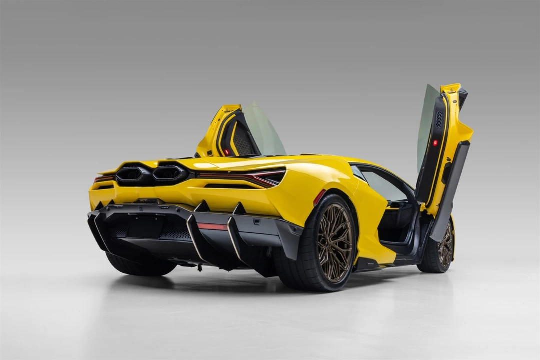 2025 Lamborghini Revuelto - Image 10 of 31