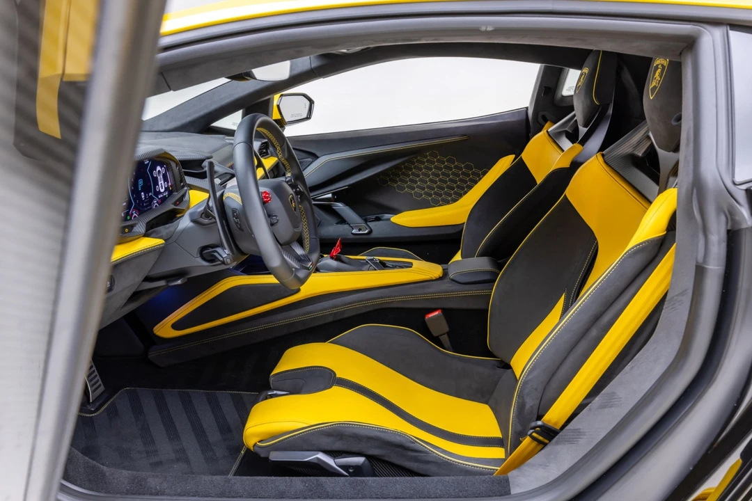 2025 Lamborghini Revuelto - Image 19 of 31