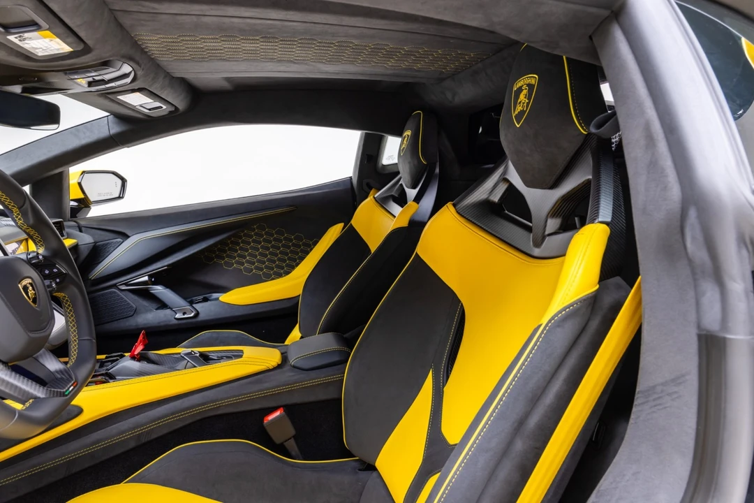 2025 Lamborghini Revuelto - Image 20 of 31