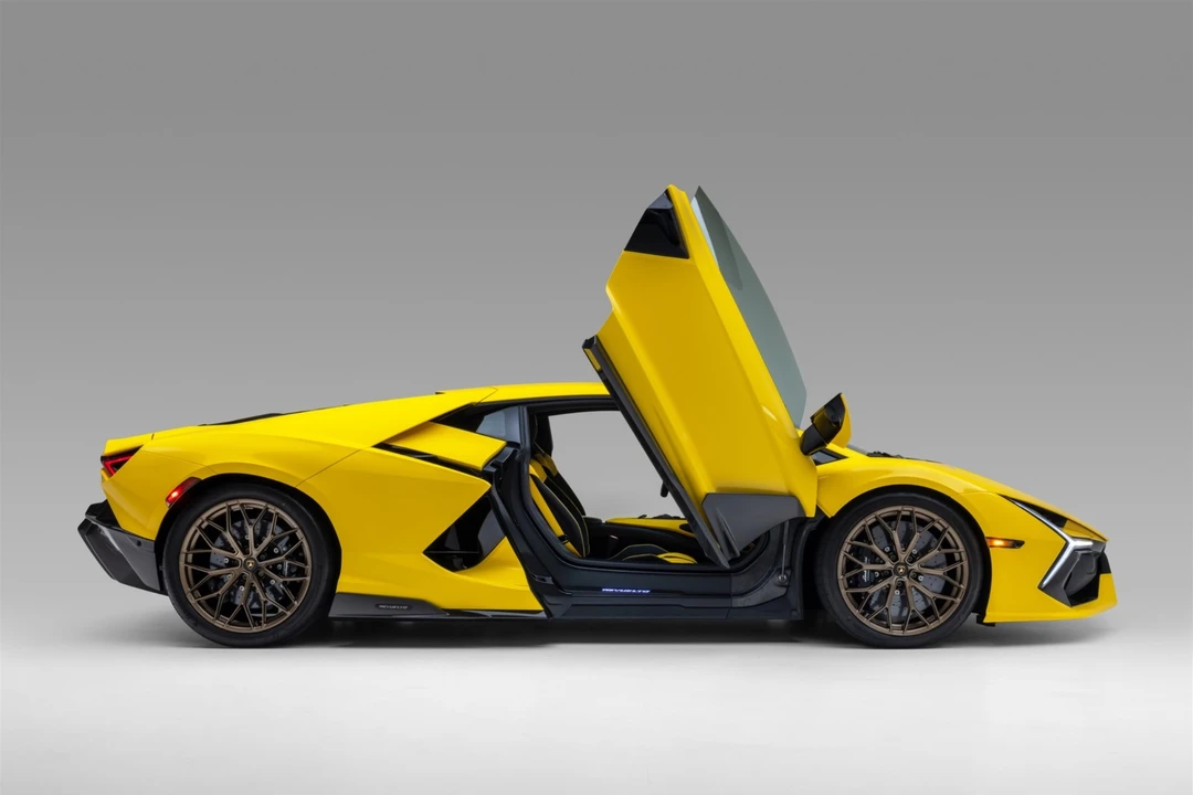 2025 Lamborghini Revuelto - Image 8 of 31