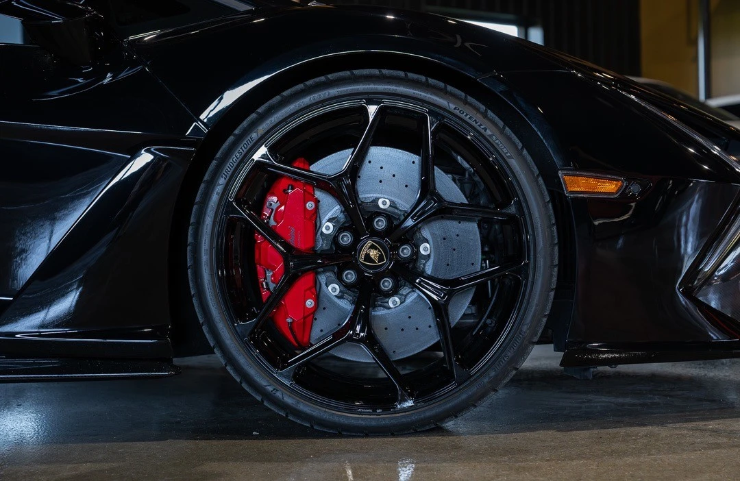 2025 Lamborghini Revuelto - Image 14 of 31