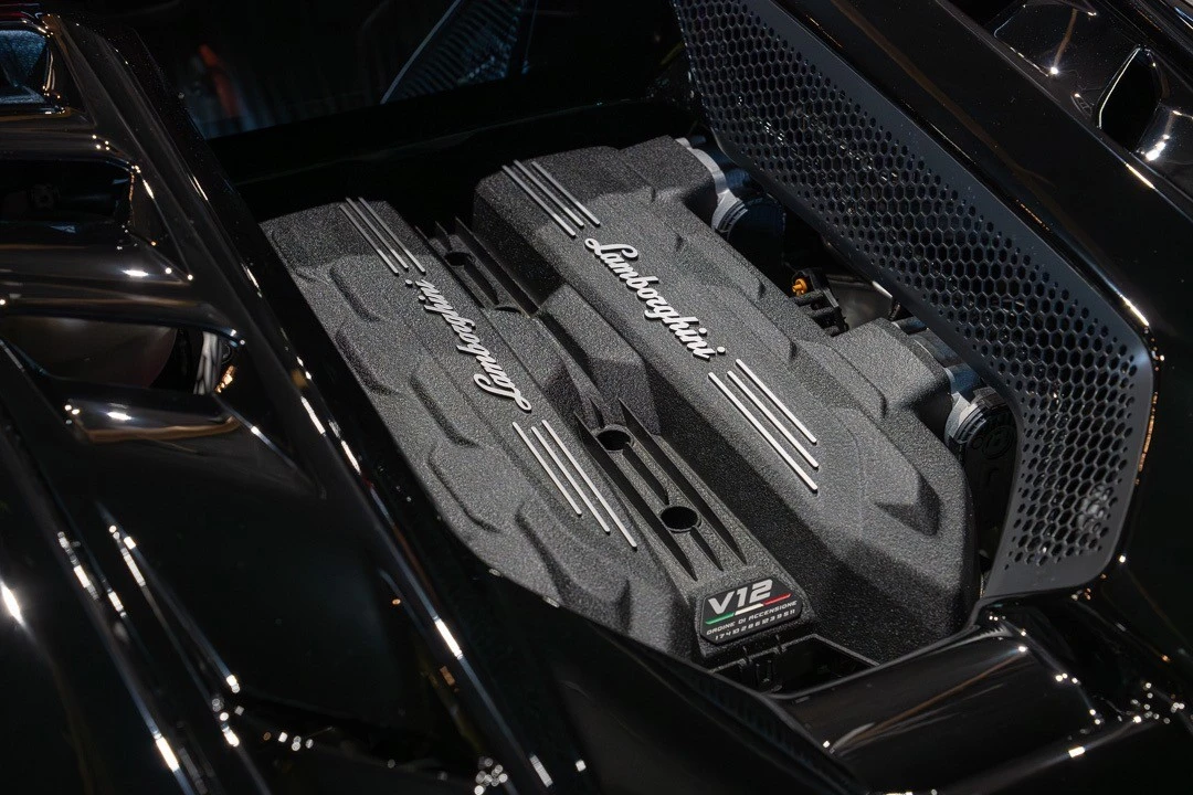 2025 Lamborghini Revuelto - Image 24 of 31