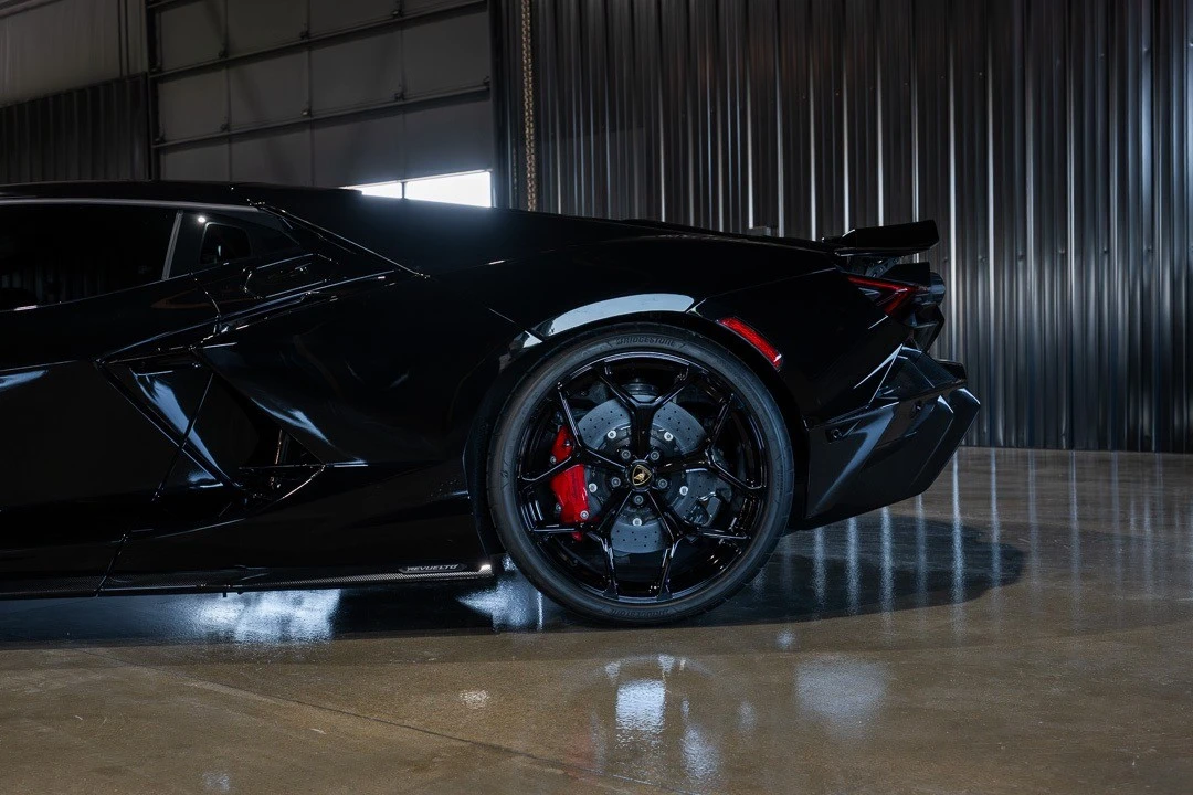 2025 Lamborghini Revuelto - Image 11 of 31